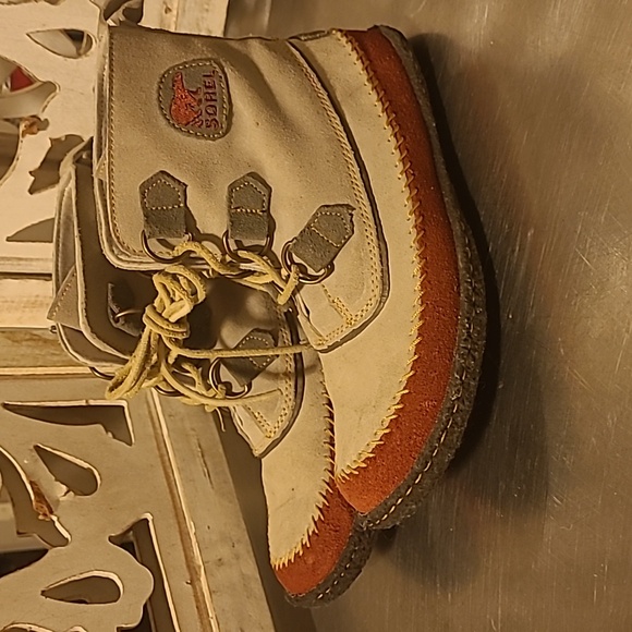 Sorel Moccasin Boots - Picture 2 of 4
